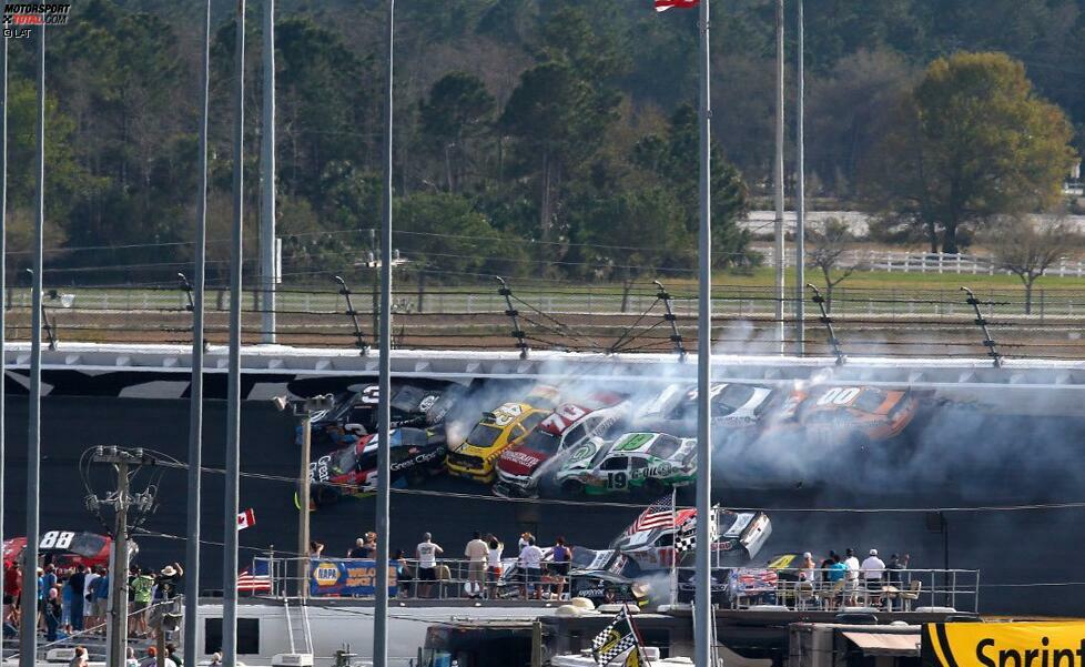 Ein Tag später dann das Nationwide-Rennen von Daytona. Hier crasht unter anderem Michael Annett (43), der sich dabei am Brustbein verletzt und einige Wochen pausieren muss. Dies sollte jedoch nur der Vorbote sein.