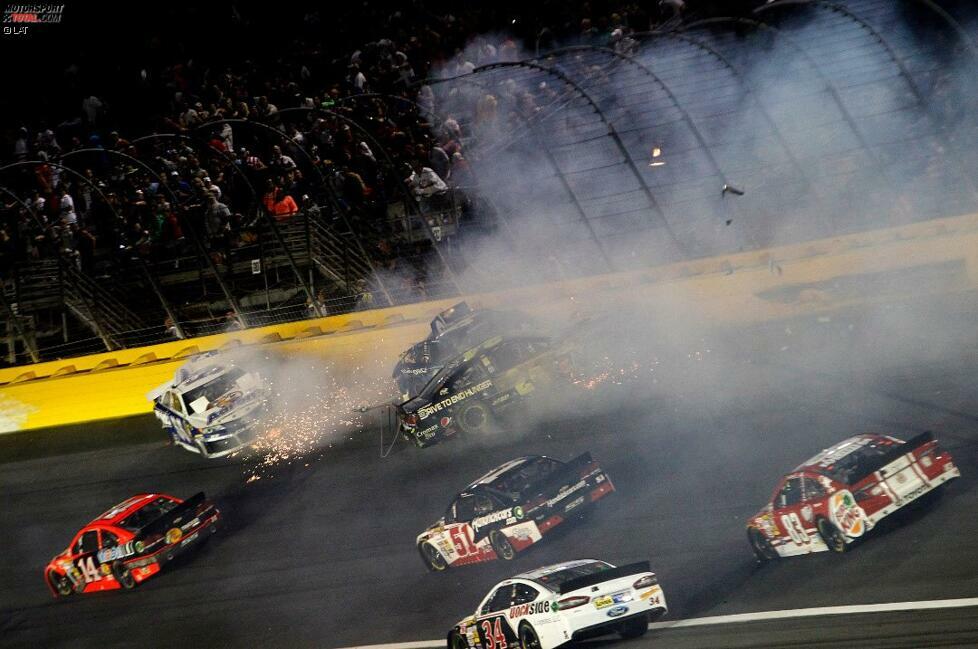 und schließlich Jeff Gordon (24) und Mark Martin im weißen Waltrip-Toyota oben. Hinter Gordon versteckt sich noch Aric Almirola.