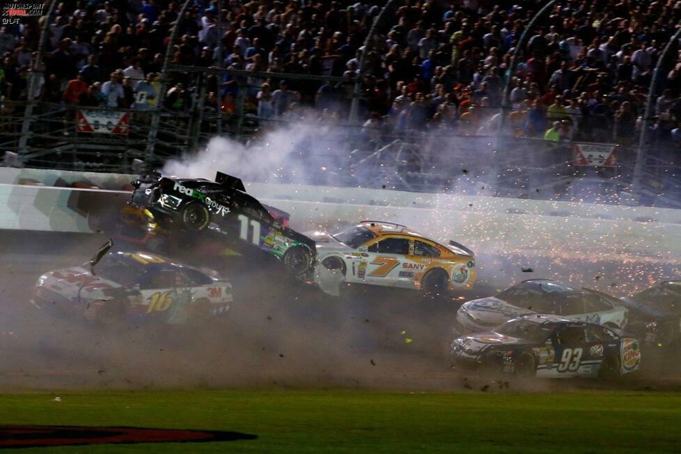 Auch Denny Hamlin (11) wird heftig in die Zange genommen.