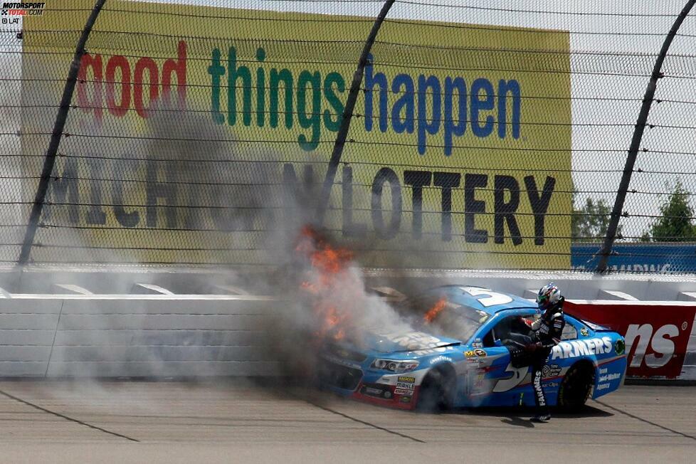 ... und sein Hendrick-Teamkollege Kasey Kahne muss ganz schnell aus seinem brennenden Chevy klettern.