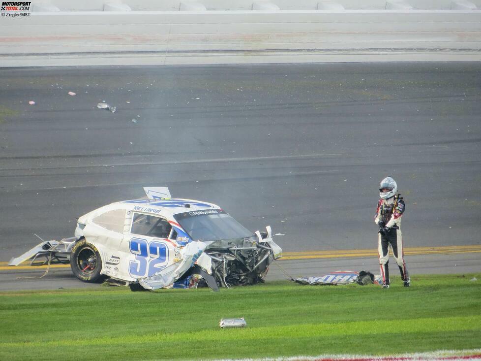 Unglaublich: Der 20-jährige NASCAR-Rookie Kyle Larson entsteigt seinem Fahrzeug aus eigener Kraft und unverletzt.