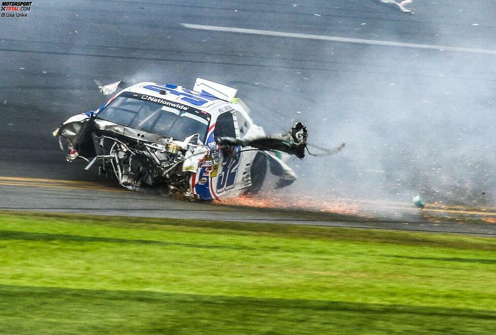 Funken fliegen vom völlig zerstörten Turner-Chevy. Kyle Larson ist längst nur noch Passagier.