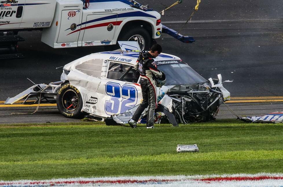 Kyle Larson betrachtet die Folgen seines Unfalls.