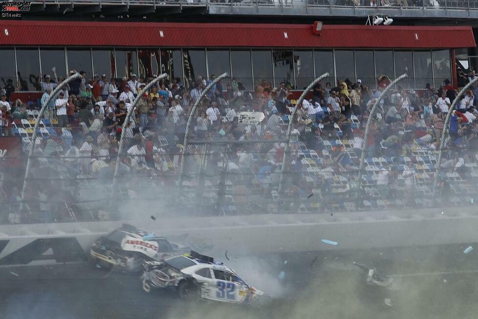 Auch der aktuelle NASCAR-Champion Brad Keselowski (verdeckt durch die 32) erwischt es schwer - alle Fahrer bleiben aber unverletzt.
