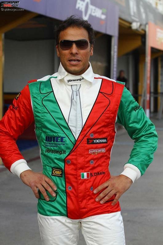 Vorhang auf für die wohl verrücktesten Rennanzüge im Motorsport! Von und mit Stefano D'Aste, der schon seit 2005 in der WTCC am Start ist. Seit 2012 macht sich der Italiener aber einen besonderen Spaß daraus, die kuriosesten Overalls zu entwerfen. Sein Premierenstück: der 