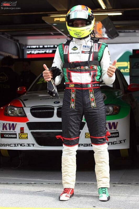 Am Salzburgring stellte Stefano D'Aste jedenfalls wieder einmal ein neues elegantes Outfit vor. Dabei ließ er sich offensichtlich an der typischen Tracht der Alpenregion inspirieren. Mit Lederhosen-Optik konnte D'Aste seinen Sieg aus dem Vorjahr aber nicht wiederholen.