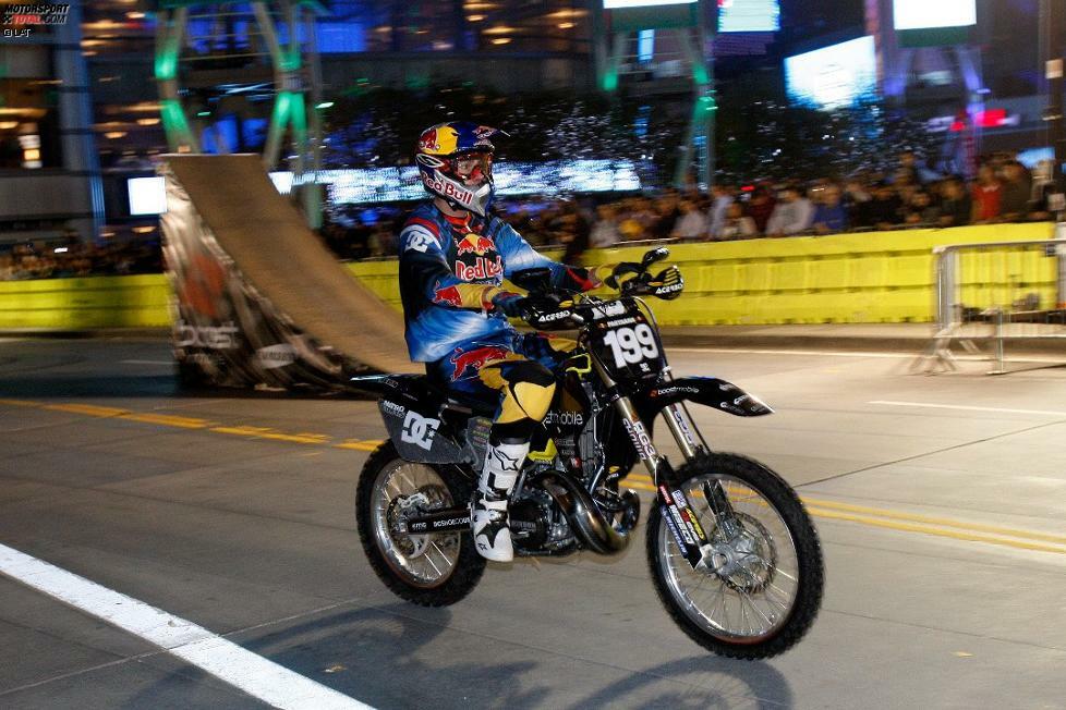 So kennt man den frühen Travis Pastrana. Auf seinem Bike gewinnt er einige Goldmedaillen bei den X-Games und wird quasi zu einem der großen Vorreiter des Freestyle-Sports.