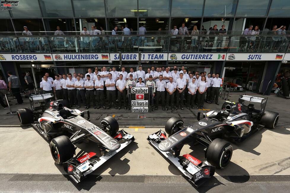 Nico Hülkenberg, Monisha Kaltenborn, Esteban Gutierrez und das gesamte Sauber-Team feiern das 20-jährige Formel-1-Jubiläum des Teams in der Rennsaison 2013. Nur zehn Teams können auf eine größere Historie in der Königsklasse zurückblicken.