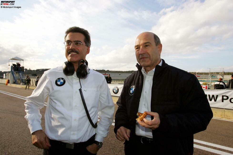 Peter Sauber, der zu diesem Zeitpunkt noch 20 Prozent der Teamanteile hält, ist nicht mehr länger als Teamchef aktiv, fungiert aber als Berater - hier an der Seite von BMW-Sportchef Mario Theissen.