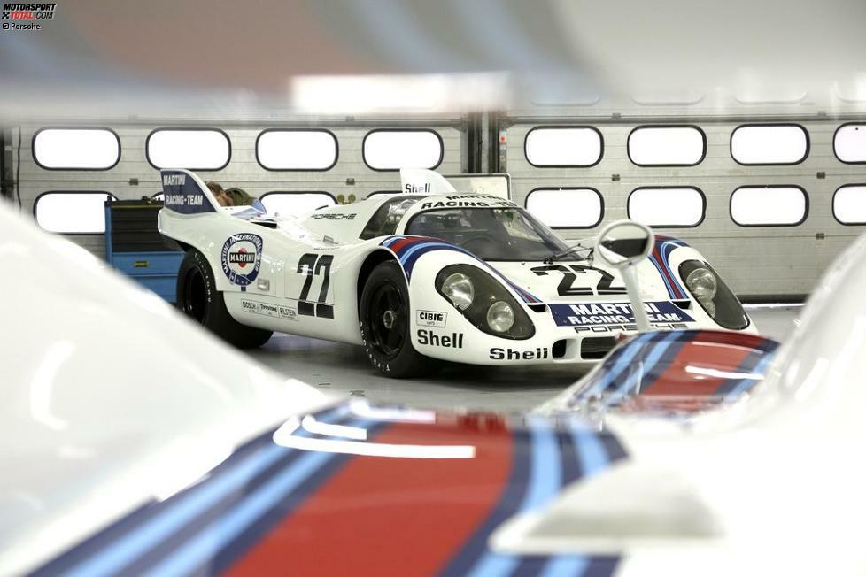 Im Folgejahr gab es gleich den nächsten Erfolg für Porsche. Und was für einen: Rekorddistanz, Rekordrunde und ein Schnitt von über 222 km/h über 24 Stunden - inklusive Boxenstopps!