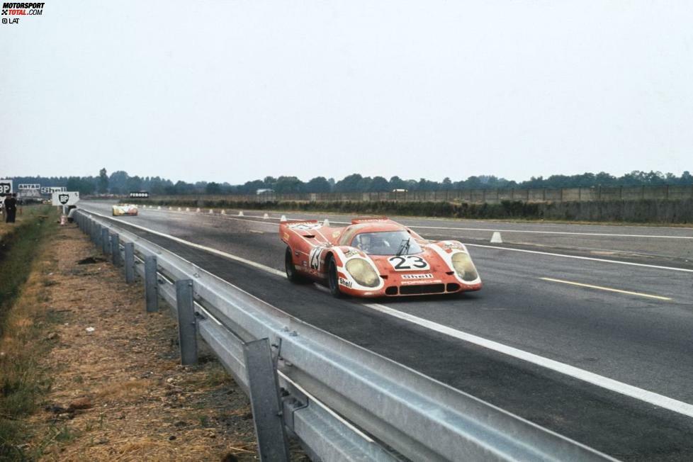 Die Erfolgsstory begann 1970 mit dem Porsche 917K. Die Kurzheck-Variante des legendären Fahrzeuges war bei wechselnden Bedingungen im Glück. Während sich in der Frühphase des Rennens viele Konkurrenten verabschiedeten, fuhr der 917er locker ins Ziel: Dreifach-Erfolg für Porsche.