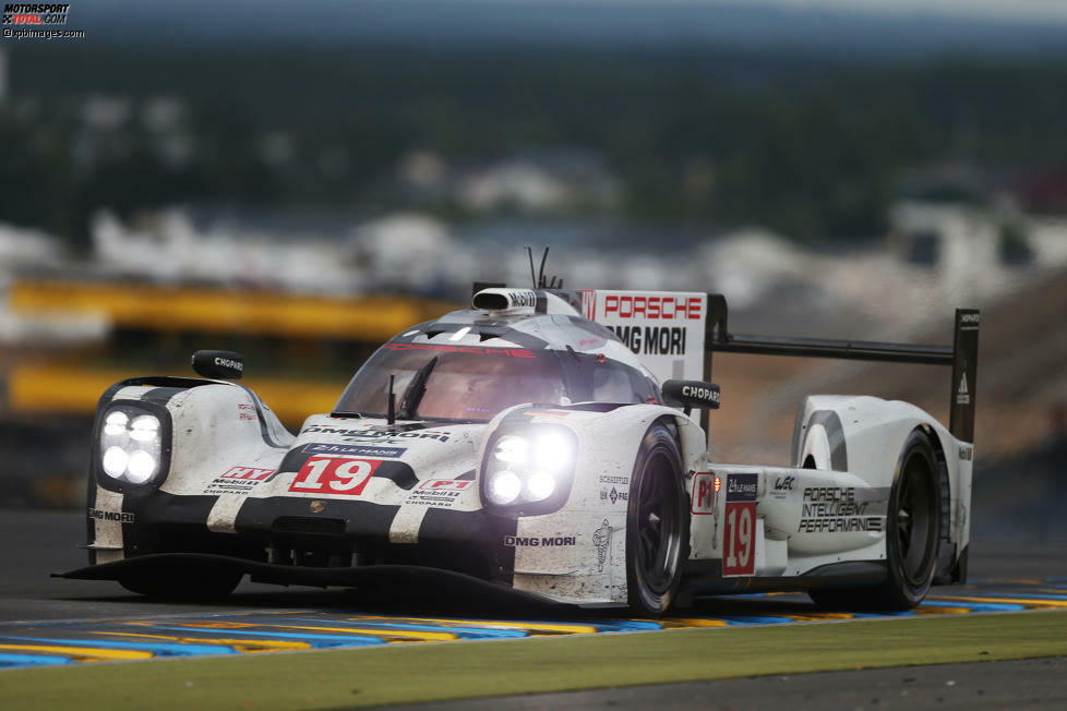 Mit dem 919 Hybrid gelang Porsche 17 Jahre später der 17. Le-Mans-Sieg. Nico Hülkenberg, Earl Bamber und Nick Tandy setzten sich vor dem Schwesterauto durch. Porsche entschied damit nur ein Jahr nach dem Comeback den direkten Wettbewerb gegen Audi und Toyota für sich.