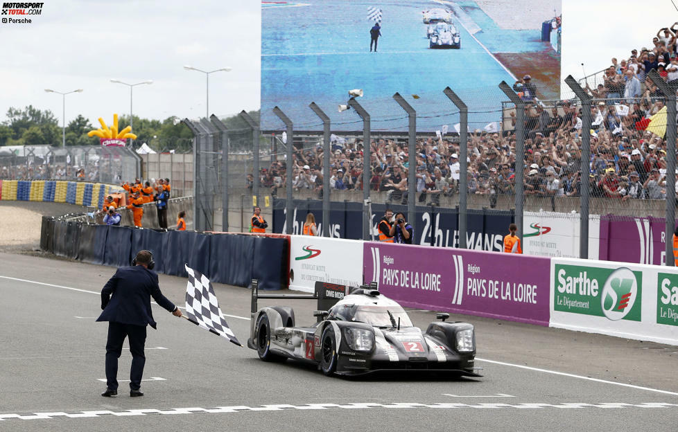 2016 gewann Porsche erneut mit 919 Hybrid - allerdings mit einer Menge Glück. Neel Jani, Marc Lieb und Romain Dumas triumphieren, weil der bis dahin führende Toyota wenige Minuten vor dem Rennende mit einem Defekt ausrollt.