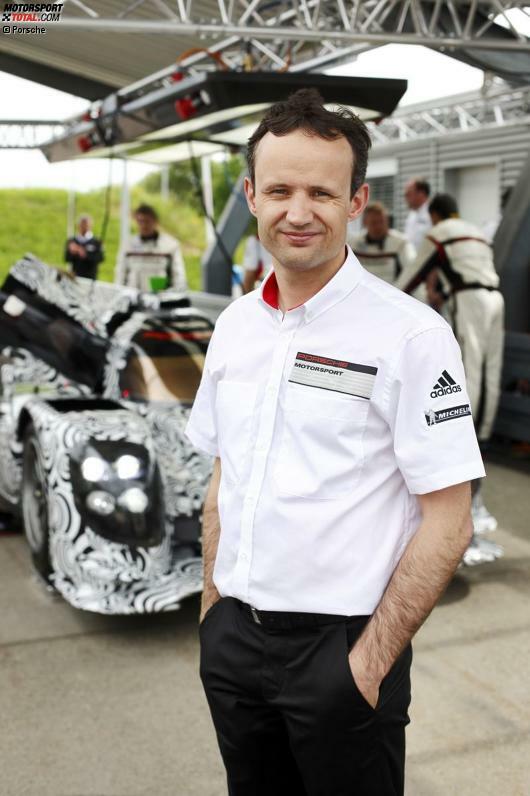 Alexander Hitzinger, Technischer Direktor (Deutschland, 42):
Ende 2011 kehrte er dem Formel-1-Weltmeisterteam den Rücken, um zu Porsche zu gehen. Die Chance, die große Rennsporthistorie der Marke fortschreiben zu können, faszinierte ihn. Der Bayer verantwortet als technischer Leiter des LMP1-Teams die Entwicklung des 919 Hybrid - ein Fahrzeug von hoher Komplexität mit Spielraum für echte Innovationen. Der Ingenieur blickt auf eine lange Erfahrung in verschiedenen hochklassigen Motorsport-Kategorien zurück - unter anderem war er 