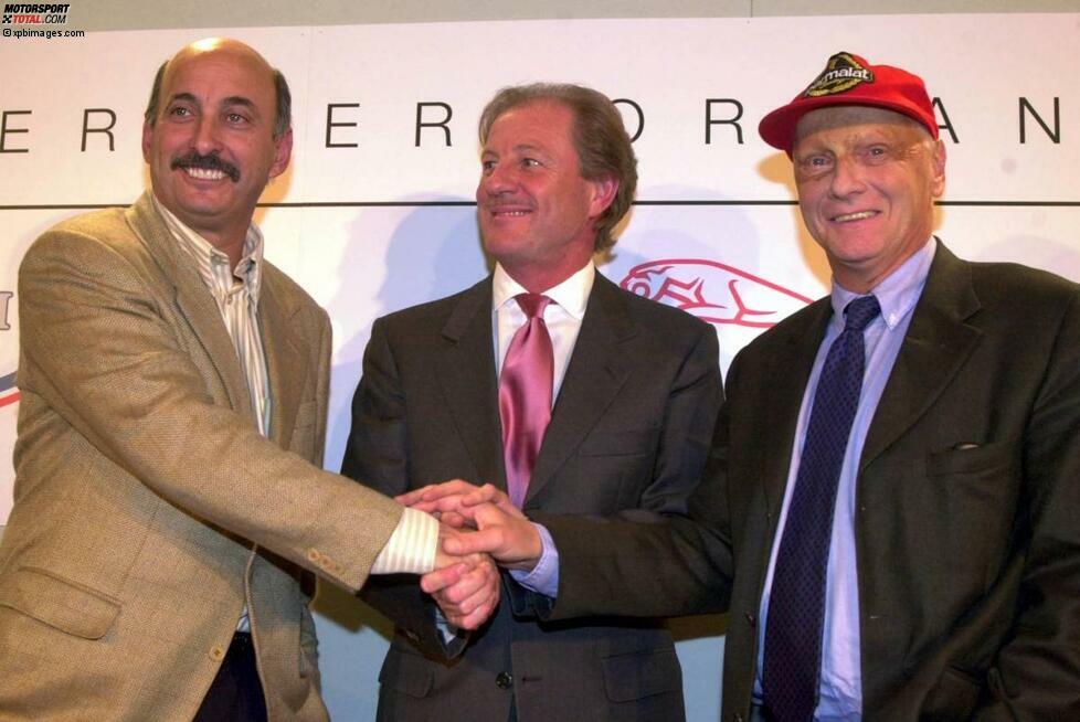 Am 6. Februar 2001 wird im Londoner Savoy-Hotel Niki Lauda als neuer Rennleiter vorgestellt, um das marode Team auf Vordermann zu bringen. Wenig später sollte der Österreicher Bobby Rahal (links) als Teamchef beerben - und (erfolglos) versuchen, Adrian Newey von McLaren abzuwerben. Jaguar-Präsident Wolfgang Reitzle ist noch optimistisch, bald auf die Siegerstraße einzubiegen.
