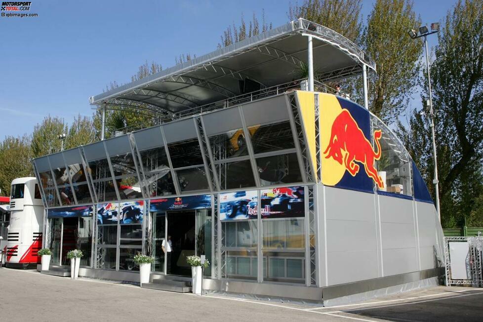 Die Energy-Station ist heute das mit Abstand größte Motorhome im Paddock - und war es auch 2005 schon, wenn auch damals noch viel kleiner. Das heutige Modell wurde erst eingeführt, als 2006 auch Toro Rosso in die Formel 1 kam und man plötzlich eine zweite 