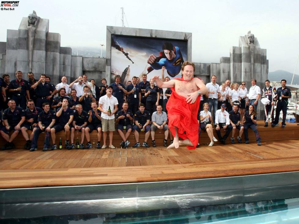 Coulthard ist es letztendlich, der das erste Podium in der Teamgeschichte einfährt - und Teamchef Christian Horner damit zwingt, eine Wette einzulösen: splitternackt in den Swimmingpool der Energy-Station zu springen! Coulthard ist gnädig und leiht dem jüngsten aller Formel-1-Bosse zumindest sein Superman-Cape.