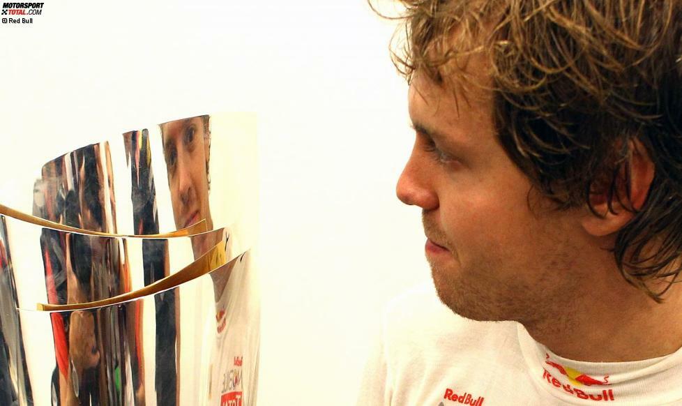2010 dann schon: Weltmeister! Sebastian Vettel gewinnt das dramatische Saisonfinale in Abu Dhabi und damit auch den Titel - weil sich Webber mit dem frühen Boxenstopp verzockt und Ferrari mit Fernando Alonso darauf reagiert, Vettel völlig übersieht.