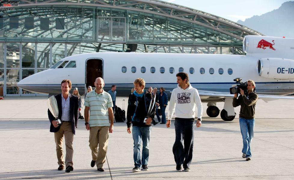 Großer Bahnhof für die Weltmeister 2010 bei der Ankunft am Red-Bull-eigenen Hangar-7 in Salzburg: Teamchef Christian Horner, Technikdirektor Adrian Newey und Champion Sebastian Vettel strahlen um die Wette. Nur bei Mark Webber, dem großen Geschlagenen, wirkt das Lächeln ein wenig gequält. Aber Red Bull hat es geschafft, ist auf dem Höhepunkt - und sollte auch 2011 und 2012 nicht vom Formel-1-Olymp gestoßen werden...