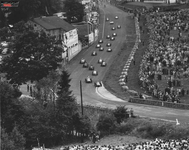 Nur acht Fahrer haben es in der Geschichte der Formel 1 geschafft, fünf oder mehr Rennen hintereinander zu gewinnen. Die erste Serie dieser Art eröffnet Ferrari-Pilot Alberto Ascari beim dritten Grand Prix der Saison 1952 in Spa-Francorchamps. Ja, die Eau Rouge gab es damals schon!