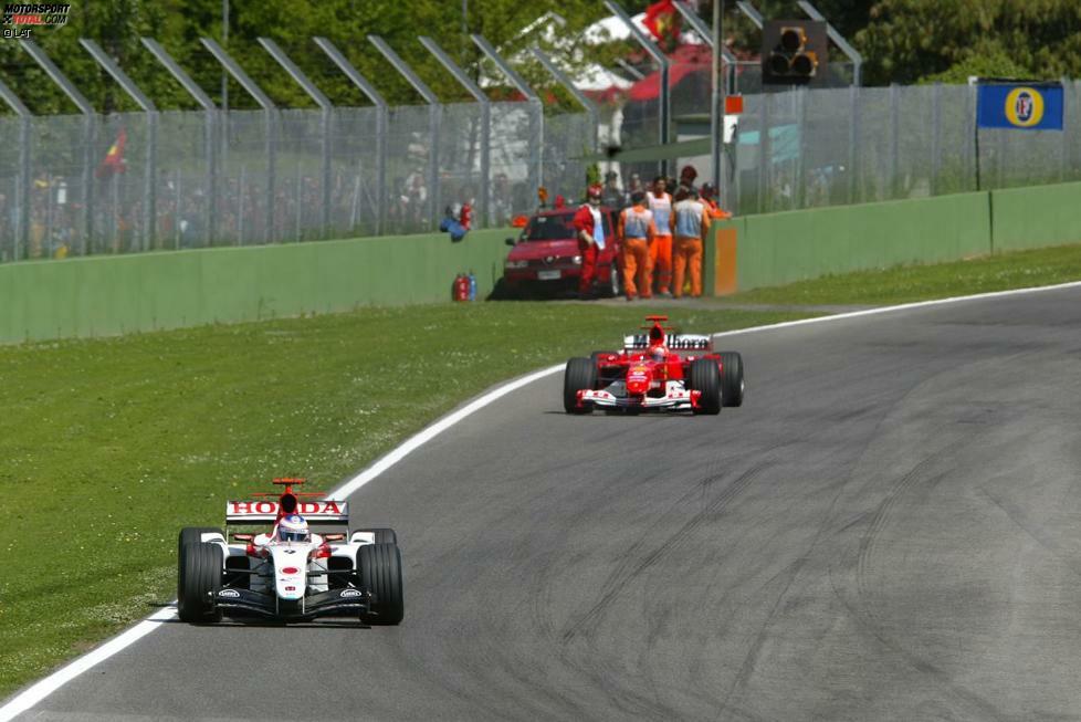 2004 legt er sogar nochmal einen drauf: Schumacher gewinnt die ersten fünf Rennen im Block, unter anderem in Imola, wo er Jenson Button im BAR-Honda niederkämpfen muss, ...