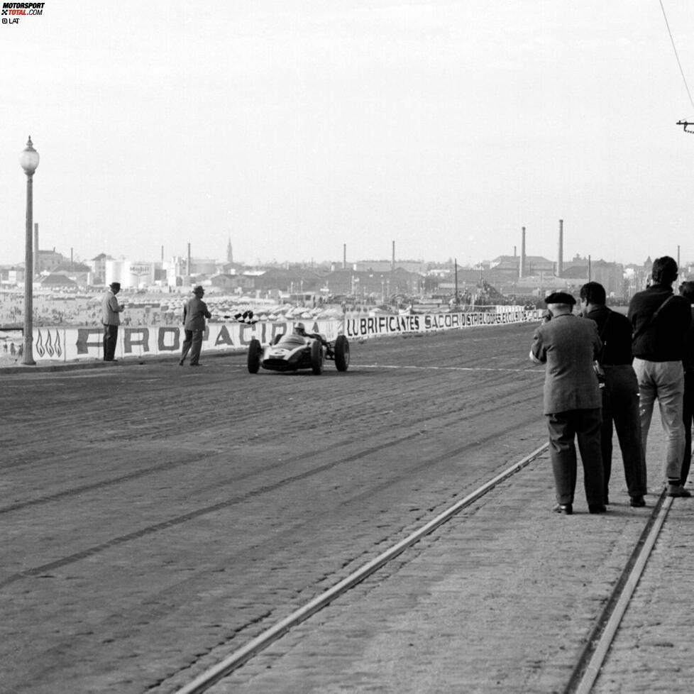 Als er in Porto zum fünften Mal hintereinander gewinnt, steht sein zweiter WM-Titel so gut wie fest. 1966 soll Brabham noch ein drittes Mal Champion werden, dann allerdings schon im eigenen Boliden.