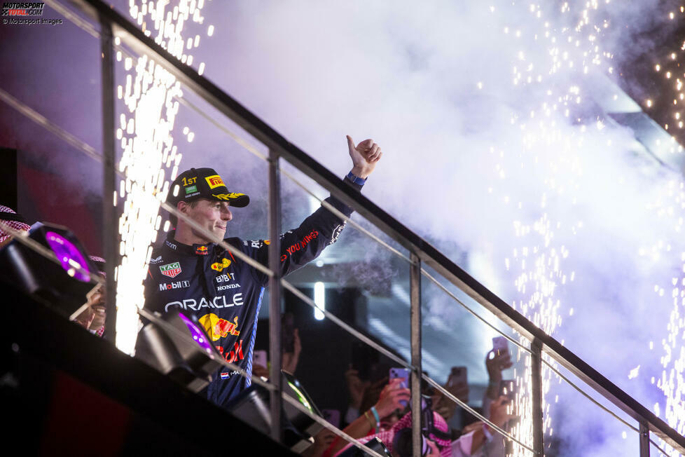 Nachdem Verstappens Serie mit einem fünften Platz beim Singapur-Grand-Prix 2023 endet, startet er danach in Japan direkt eine neue! Diese erstreckt sich dann bis in die Saison 2024, wo er nach dem zweiten Rennen des Jahres in Saudi-Arabien schon wieder bei übergreifend neun Siegen in Folge steht ...