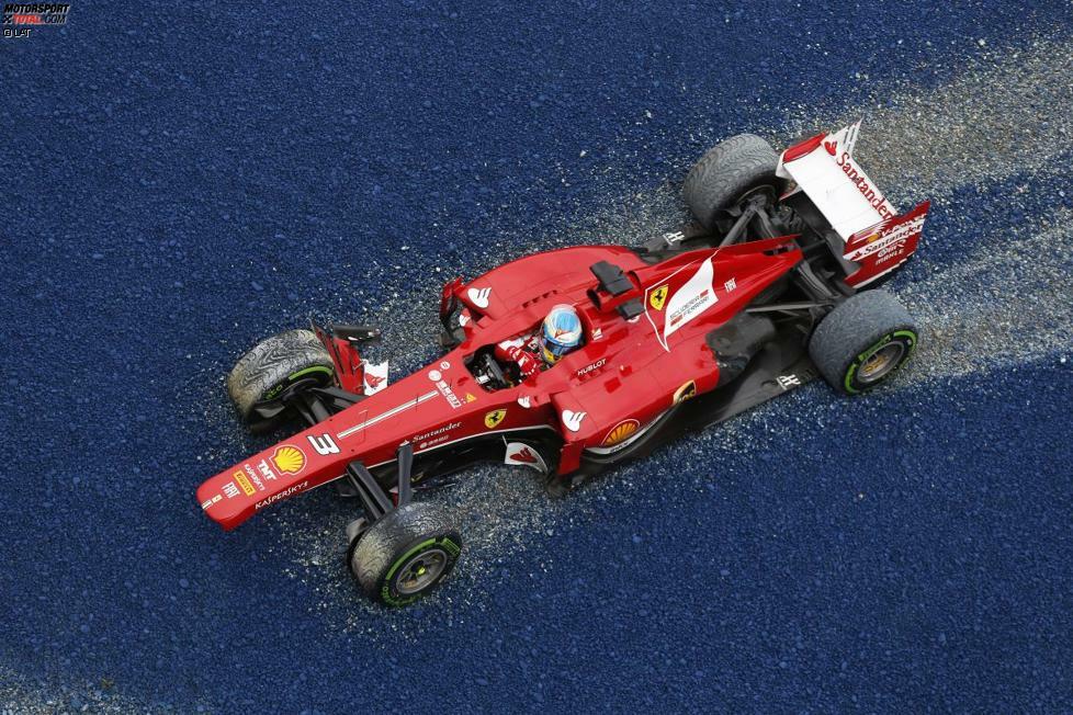 Doch die Freude ist nur von kurzer Dauer: Beim Angriff auf Polesetter Sebastian Vettel beschädigt sich Alonso den Frontflügel - aber er bleibt draußen, um diesen gleichzeitig mit den Intermediates loszuwerden, sobald es abtrocknet. Eine krasse Fehlentscheidung der Scuderia.