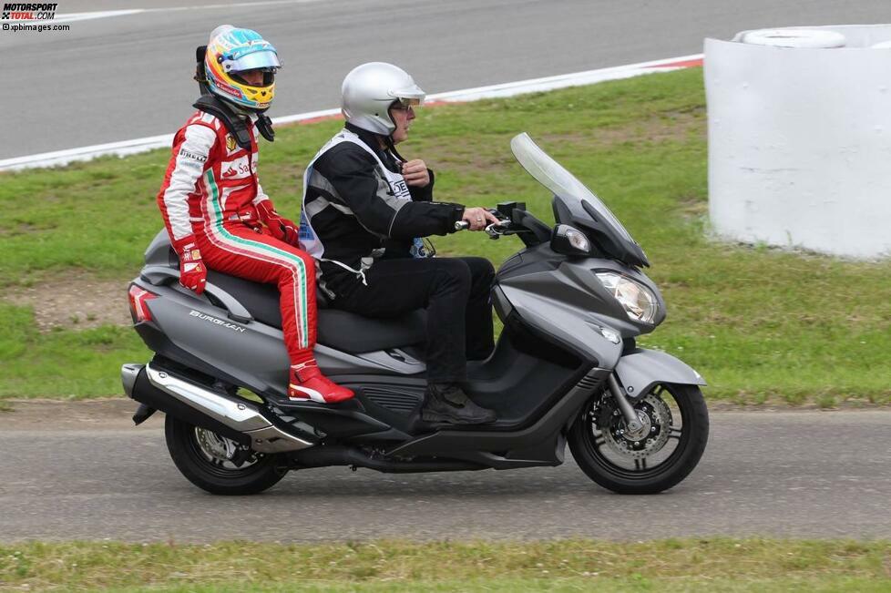 Bilder mit Symbolkraft in einem hoffnungslosen Sommer: Alonso-Trainingsunfall auf dem Nürburgring, ...