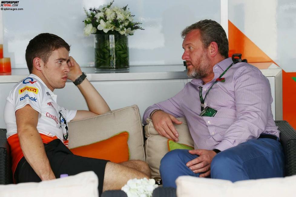 Di Resta, hier im Gespräch mit seinem Manager Richard Goddard, merkt langsam, dass ihm die Felle davonschwimmen. Immer deutlicher zeichnet sich ab: Bei Force India wird 2014 kein Platz mehr für ihn sein.