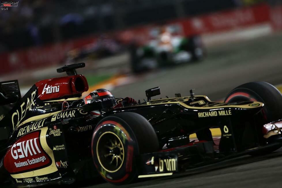 Beim Nachtrennen in Singapur quält sich Räikkönen trotz wieder akut werdender Rückenschmerzen, die ihn für den Rest der Saison begleiten werden, vom 13. Startplatz auf das Podium nach vorne. Pechvogel Grosjean, im Qualifying überragender Dritter, scheidet mit Defekt aus.