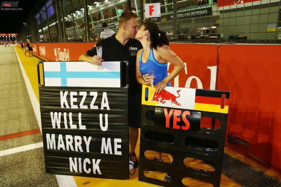Der originellste Heiratsantrag des Formel-1-Jahres 2013: Lotus-Mechaniker Nick hält um die Hand von Red Bulls Hospitality-Managerin Kerry an. Die Redaktion wünscht alles Gute für eine glückliche Ehe!