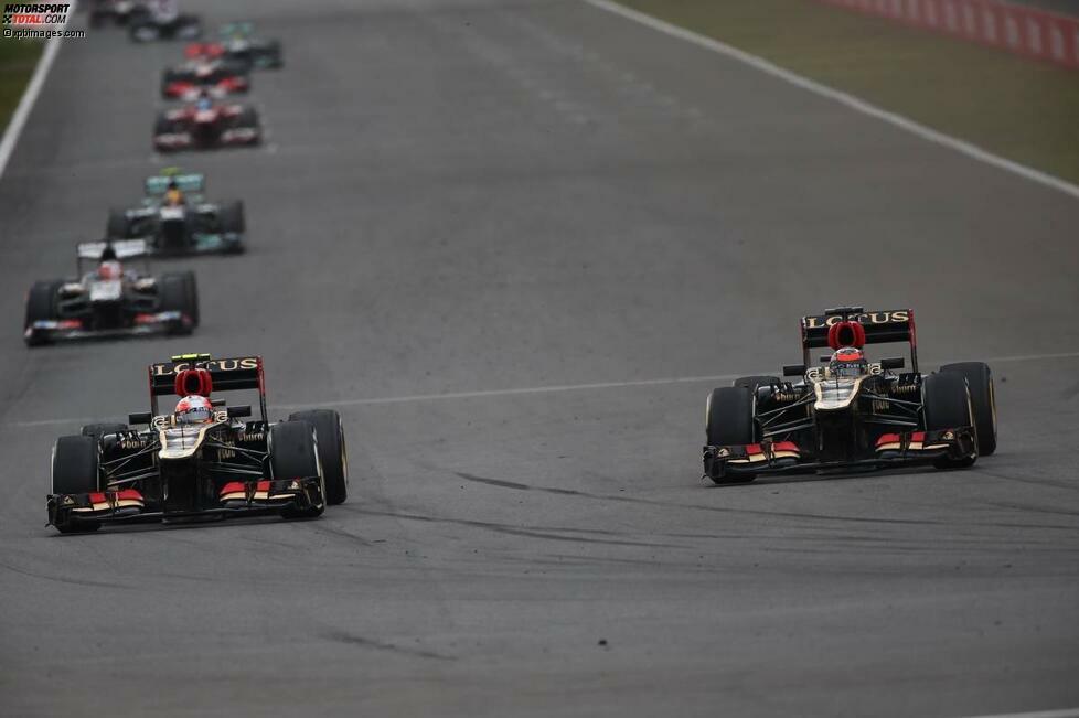 Im Rennen gibt es diesmal keine Teamorder mehr - wozu sollte Lotus den künftigen Ferrari-Piloten Räikkönen, der ohnehin keine realistischen WM-Chancen mehr hat, auch noch schützen? Grosjean schafft es aber aus eigener Kraft nicht, den Finnen zu schlagen. Am Ende wieder Platz zwei und drei hinter Sieger Sebastian Vettel.