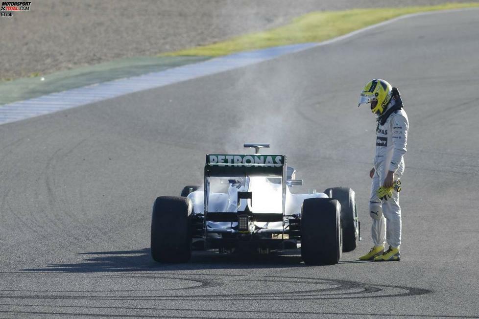 Doch der Beginn verläuft alles andere als geplant. Schon beim ersten Testtag in Jerez rollt Rosberg nach nur 14 Runden mit einem Elektronikdefekt aus, sein Teamkollege Hamilton schafft am folgenden Tag nur 15 Runden, bevor er in die Reifenstapel abfliegt. Immerhin erweist sich der Silberpfeil als äußerst schnell.