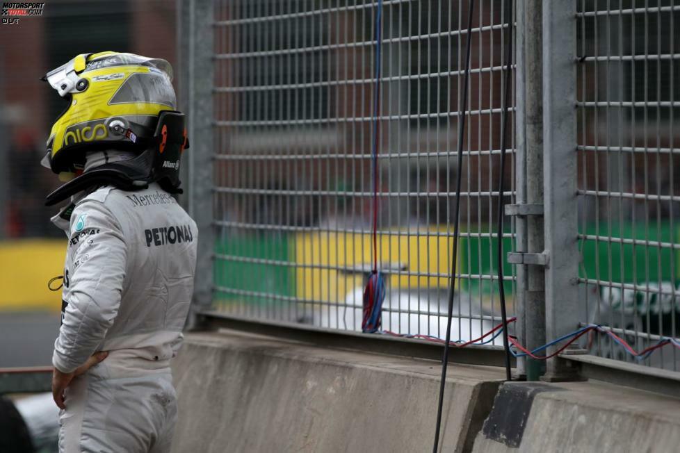 Das gleiche Bild bietet sich Mercedes beim Saisonauftakt in Australien. Rosberg muss das Rennen nach 26 Runden mit einem Elektronikdefekt aufgeben. Hamilton fährt bei seinem Mercedes-Debüt immerhin in der Qualifikation auf Rang drei und im Rennen auf Rang fünf.