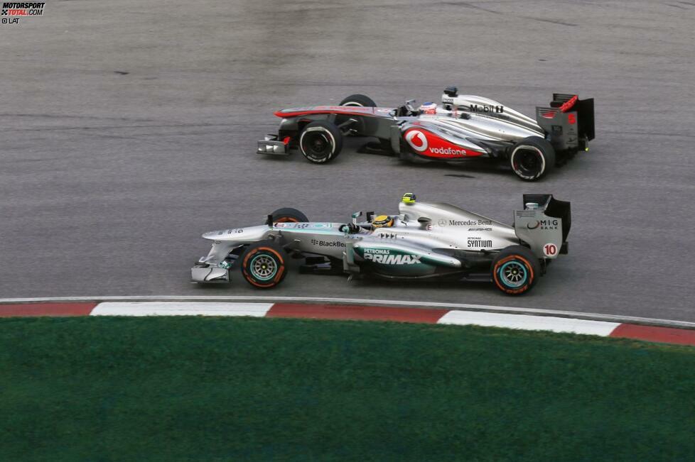 Im Rennen leistet sich Hamilton im Übrigen einen kuriosen Fauxpas: Statt bei seiner eigenen Boxencrew fährt er einfach bei seinem alten Team McLaren vorbei. 