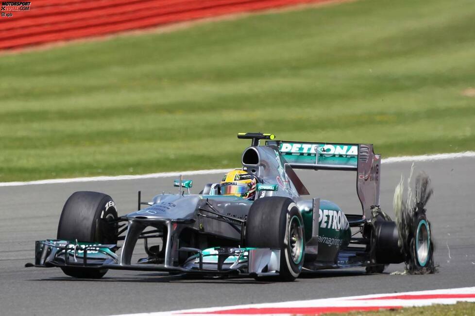 Die Reifen stehen natürlich auch in Großbritannien im Fokus - dieses Mal bei allen. Zahlreichen Piloten fliegen die platzenden Pneus im Rennen nur so um die Ohren, auch Hamilton wird ein Opfer der Reifen. Eigentlich wollte der von Pole gestartete Brite seinen Fans einen Heimsieg schenken - der geht allerdings zum zweiten Mal in der Saison an Teamkollege Rosberg.