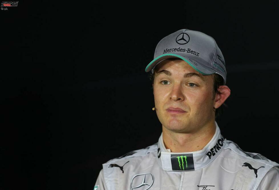 Sauer ist Rosberg in Singapur: Erst kann er Vettel in der Qualifikation nicht mehr abfangen, auch wenn dieser es sich beim letzten Versuch in der Box gemütlich macht, dann muss er sich noch über dessen berühmten Eier-Spruch ärgern. Ein Besuch im Swimmingpool wäre dem Deutschen in diesem Moment sicherlich lieber gewesen.