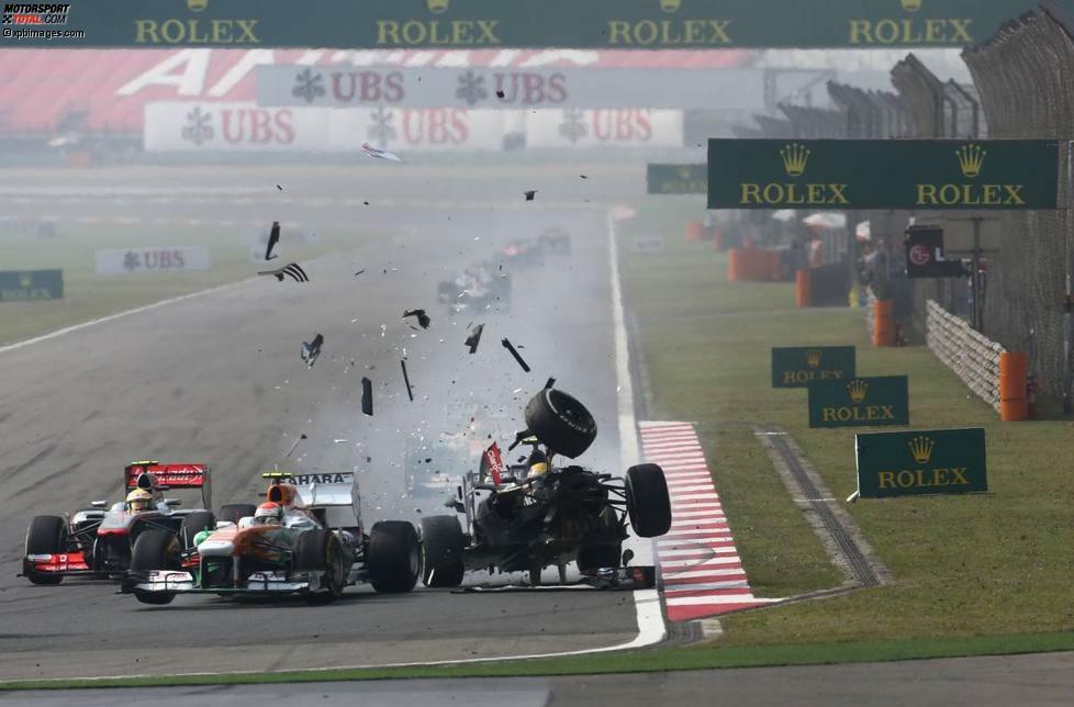 Drittes Saisonrennen in China: Gutierrez verzeichnet seinen nächsten Aussetzer und kracht beim Anbremsen ins Heck des Force India von Adrian Sutil. Das bedeutet eine Startaufstellungs-Rückversetzung für den nächsten Grand Prix in Bahrain.
