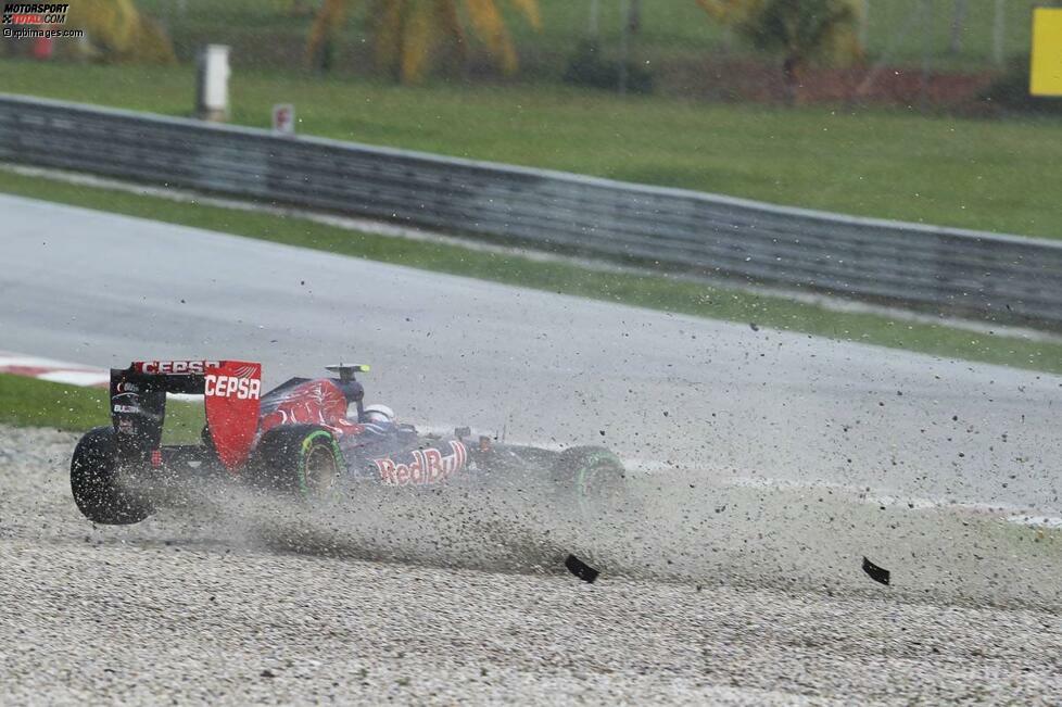 Auch eine Woche später in Malaysia bietet der Regen den Außenseitern eine Chance, aber Toro Rosso kann diese wieder nicht nutzen. Ricciardo reitet auf dem Weg zur Startaufstellung aus und beschädigt sich dabei den Unterboden. Später scheidet er zum zweiten Mal hintereinander wegen eines Problems mit dem Auspuff aus.