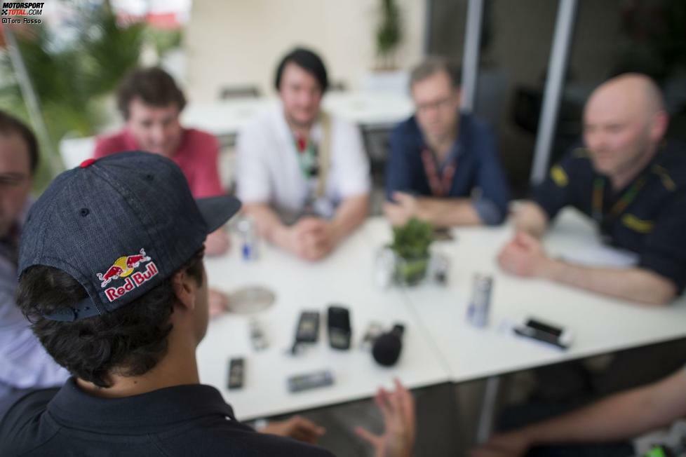 Im Frühjahr ist das Medieninteresse an Ricciardo noch überschaubar. Vor dem Grand Prix von Bahrain kann man die Journalisten bei seinen Presseterminen meistens an einer Hand abzählen.