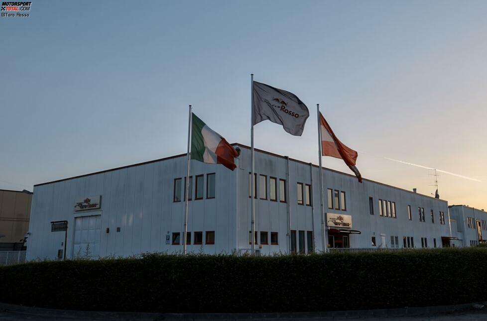 ... und bringt sich maßgeblich in den Ausbau der Fabrik im italienischen Faenza ein. Diese feuert 2013 erstmals aus allen Rohren.