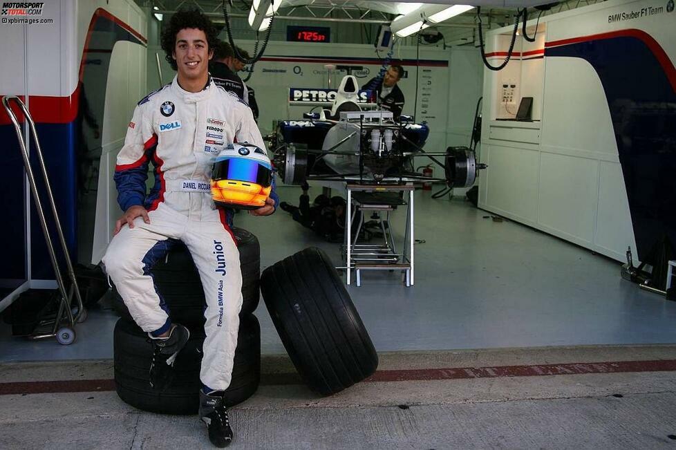 In seiner Heimat hat er Kartrennen bestritten und auch drei Läufe zur Australischen Formel Ford. Doch 2006 startet Daniel Ricciardo richtig durch: Der Teenager aus Perth absolviert im Alter von gerade einmal 16 Jahren seine erste komplette Saison im Rennwagen.