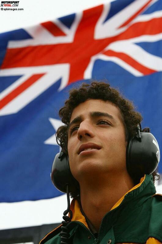 Um seine sportliche Karriere weiter voranzutreiben, verlässt Daniel Ricciardo 2007 seine australische Heimat und zieht um nach Europa. Seine nächste Station ist die Italienische Formel Renault 2.0, die er mit einem Podestplatz als Gesamtsechster beschließt.