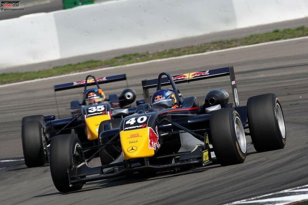 Daniel Ricciardos Fähigkeiten am Steuer eines Rennwagens bleiben den Talentsichtern von Red Bull nicht verborgen. Ab 2008 tritt der junge Australier in den Farben des Energy-Drink-Riesen an und wird in dessen Juniorteam aufgenommen. Ricciardo holt mit acht Siegen, elf Podestplätzen, zehn Pole-Positions und sieben schnellsten Runden den Titel in der Formel Renault WEC. Außerdem bestreitet er erste Rennen in der Formel 3.