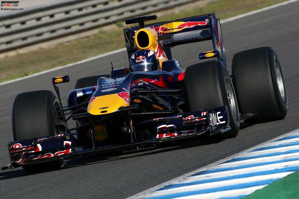 Im Dezember 2009 bewegt Daniel Ricciardo zum ersten Mal ein Formel-1-Auto. In Abu Dhabi sitzt er in dem Fahrzeug, mit dem Sebastian Vettel und Mark Webber zu sechs Saisonsiegen gefahren sind.
