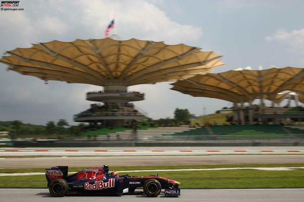 Auch während der Rennsaison mangelt es nicht an Fahrpraxis. Daniel Ricciardo bestreitet zahlreiche Freie Trainings, wofür jeweils ein Stammpilot sein Cockpit räumen muss. Parallel dazu fährt er erneut in der Formel Renault 3.5. Und dieses Engagement trägt Früchte, denn Red Bull bringt Ricciardo zur Saisonmitte bei einem anderen Formel-1-Team unter. Als Stammpilot!