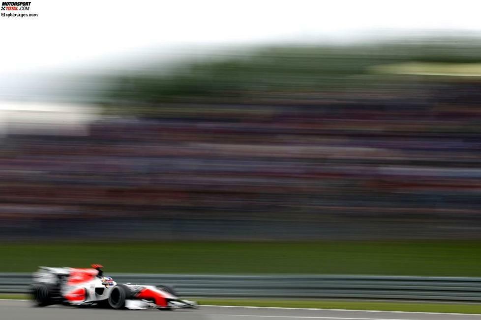 Insgesamt elf Rennen bestreitet Daniel Ricciardo in der Saison 2011 für HRT. Doch beim chronischen Hinterbänkler-Team gelingt ihm nicht mehr als ein 20. Startplatz in Abu Dhabi und ein 18. Platz im Großen Preis von Indien. Ricciardo sammelt auf diese Weise aber wichtige Erfahrungen im Grand-Prix-Sport.