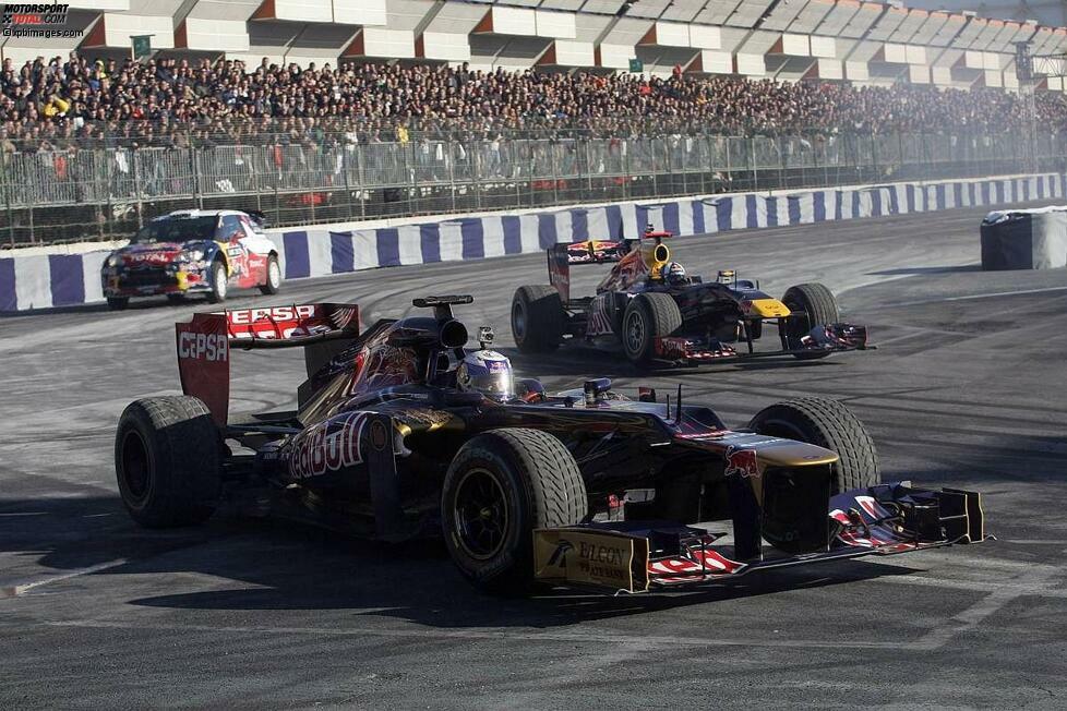 Für Red Bull ist Daniel Ricciardo neben seinem Engagement in der Formel 1 noch diverse andere Male im Einsatz. Bei den beliebten Roadshows (oder wie hier bei der Motorshow in Bologna) heizt er den Fans mit Donuts oder lautem Motorensound ein. Die Showeinlagen von Red Bull führen ihn unter anderem nach Argentinien, Russland und in die Ukraine.