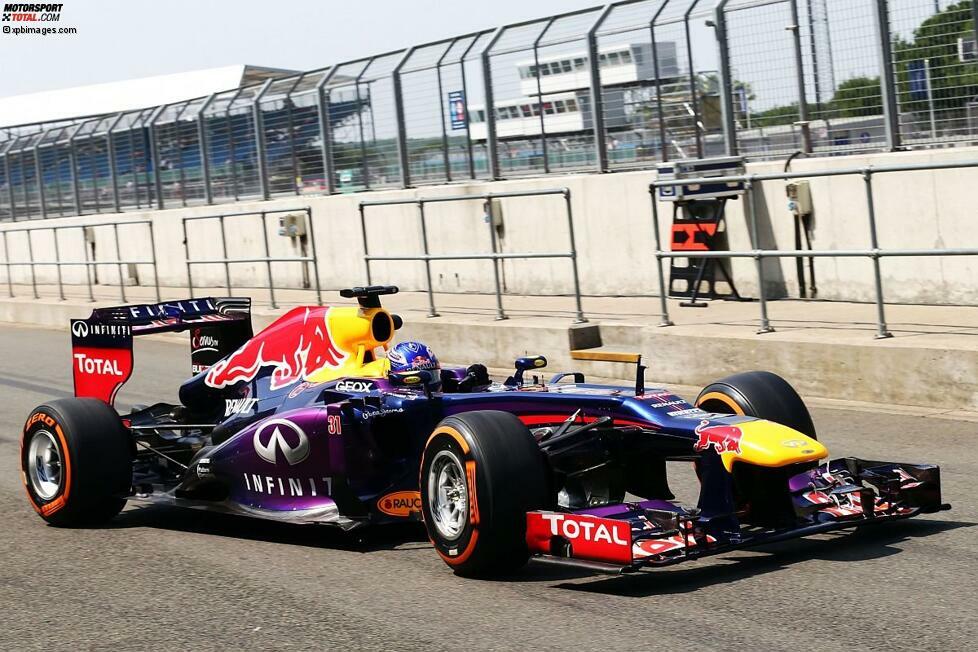 Beim Young-Driver-Test in Silverstone darf Daniel Ricciardo gleich doppelt ran. Er sitzt sowohl im Toro Rosso, den er sonst als Stammpilot bewegt, aber auch im aktuellen Red Bull von Sebastian Vettel und Mark Webber. Zu diesem Zeitpunkt ist bereits bekannt, dass Webber das Team und die Formel 1 zum Jahresende verlässt. Der Australier schlägt seinen Landsmann als Nachfolger vor.